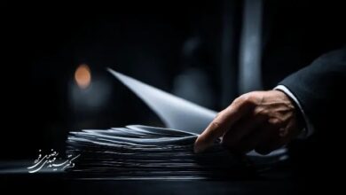 دست وکیل در حال مرور و مرتب‌سازی اوراق یک پرونده قضایی حساس